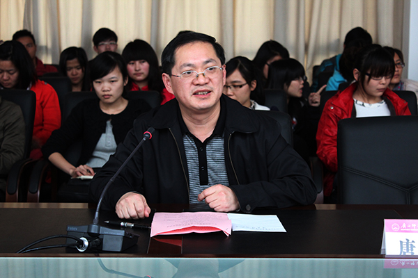 我校党委副书记唐仁郭主持宣讲会