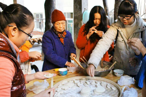 校青协与老人们一起包饺子