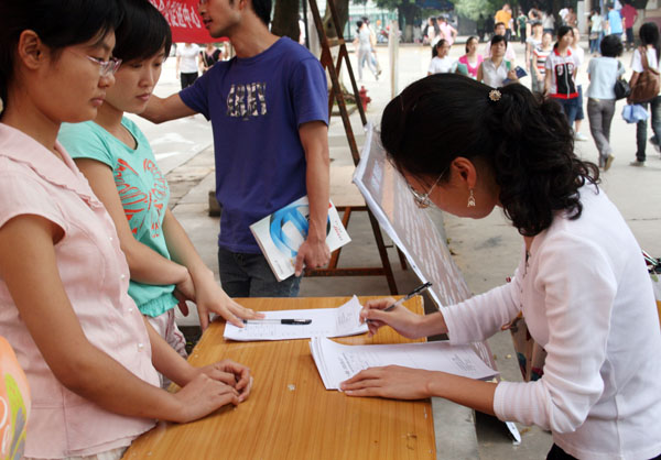 有同学当场填写了报名表。