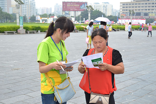市民在填写低碳调查问卷（大学生通讯社 梁礼曾 摄）