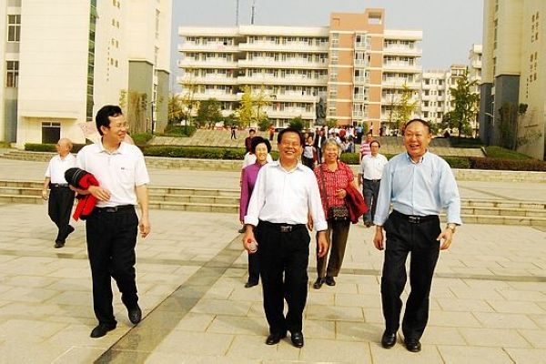 刘健斌副校长陪同校友参观校园（大学生记者团 裘文纬 摄）