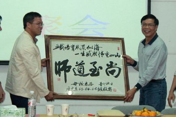 钟瑞添副校长代表学校接受校友赠礼（大学生记者团 李舒                    </div></div>
                                <!--新闻内容结束-->

                                <div class=