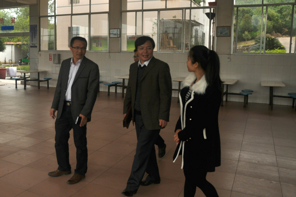 李副校长实地走访学生餐厅