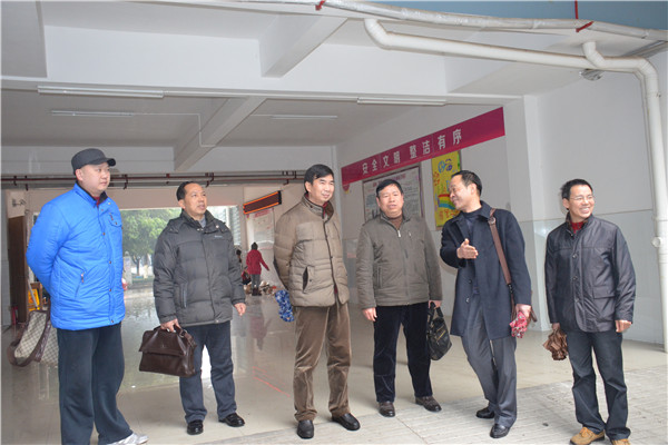 梁宏一行在学生公寓检查后勤服务工作