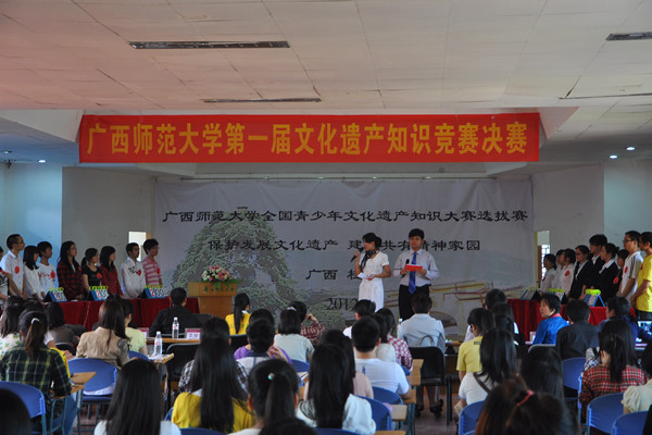 比赛吸引众多同学到场观摩助阵（潘攀 摄）