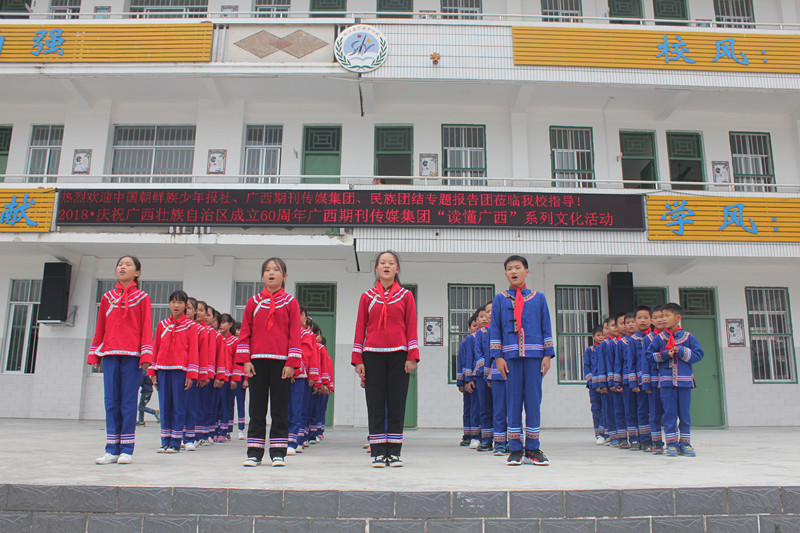 环江下南小学的孩子们展示毛南族民歌 （图：王之瑶）.JPG