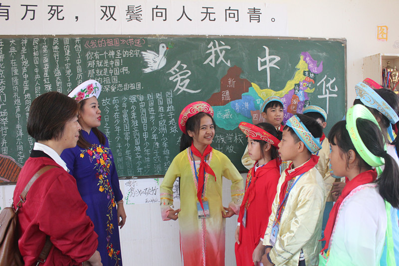 梁艺副总编走进东兴京族小学 （图：王之瑶）.JPG