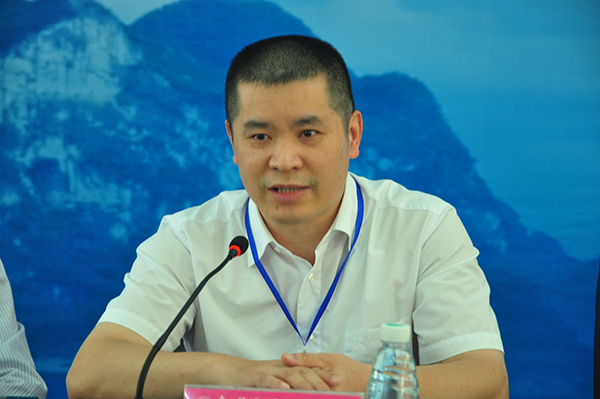 自治区人力资源和社会保障厅副厅长潘志金讲话