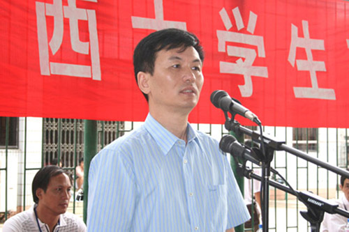 自治区教育厅体育卫生艺术教育处处长范纯代表自治区教育厅和广西学生体育联合会在开幕式上致辞