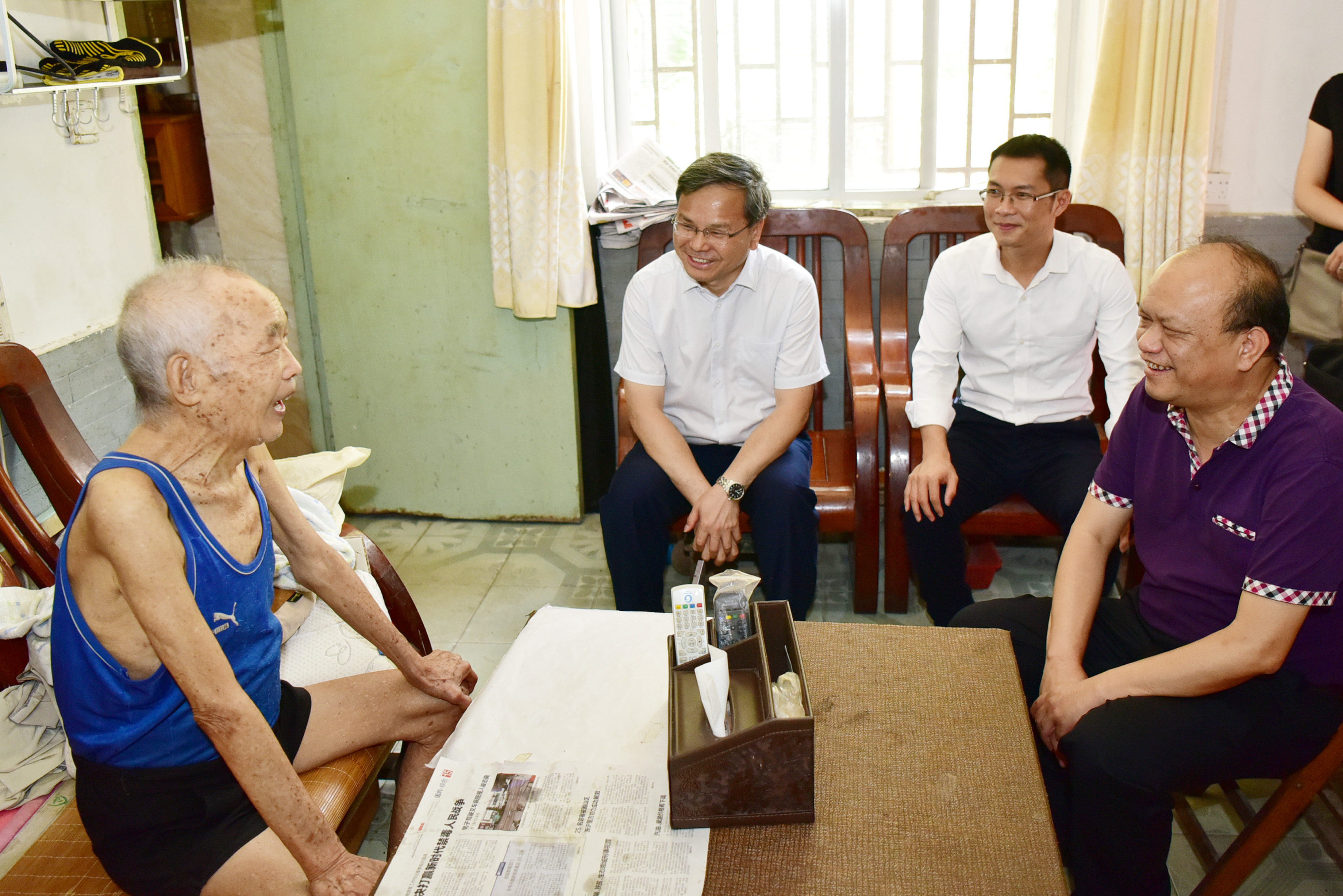 苏桂发慰问了老教授林学荣.JPG