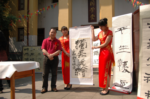 副校长兼学院院长白晓军教授现场题词勉励