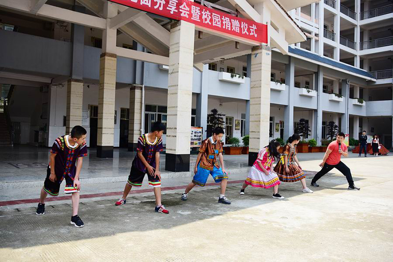 陈一冰现场指导学生体育锻炼的要领(李显杨摄).JPG 陈一冰现场指导学生体育锻炼的要领(李显杨摄).JPG