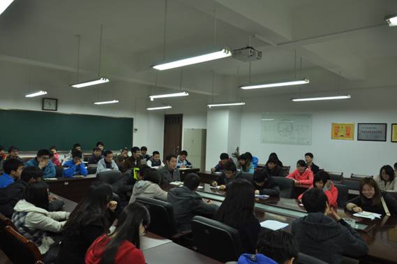 学雷锋经验交流会促进步