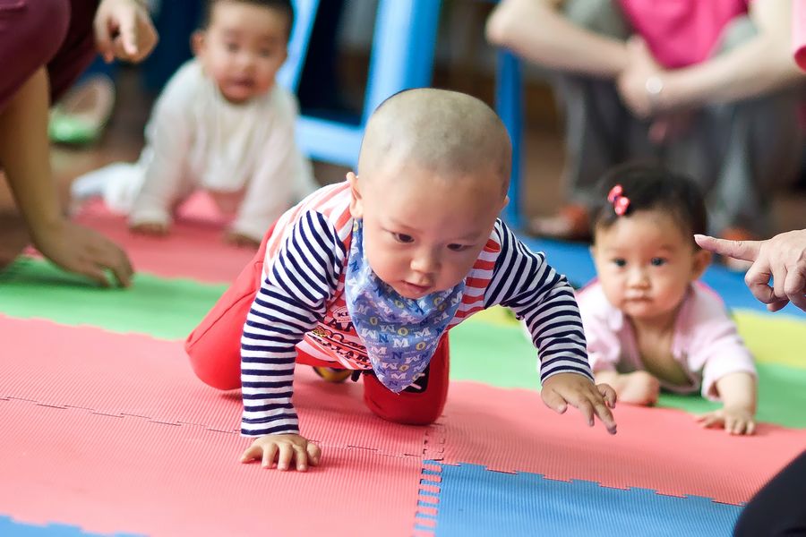 爬行比赛的宝宝