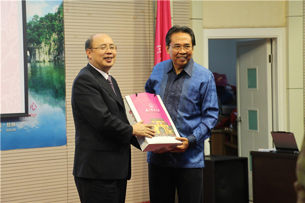 蔡昌卓副校长向亚利特总领事赠送礼物