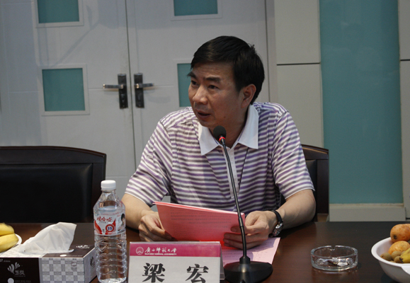 梁宏校长对江祥源的受聘表示祝贺