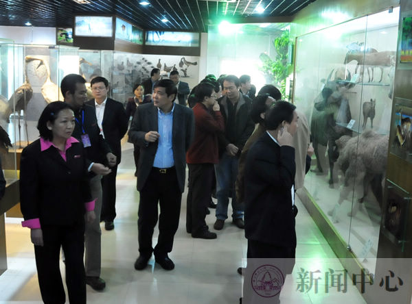 领导专家们详细了解我校生物多样性标本馆在为科研、科普和地方服务方面所发挥的作用