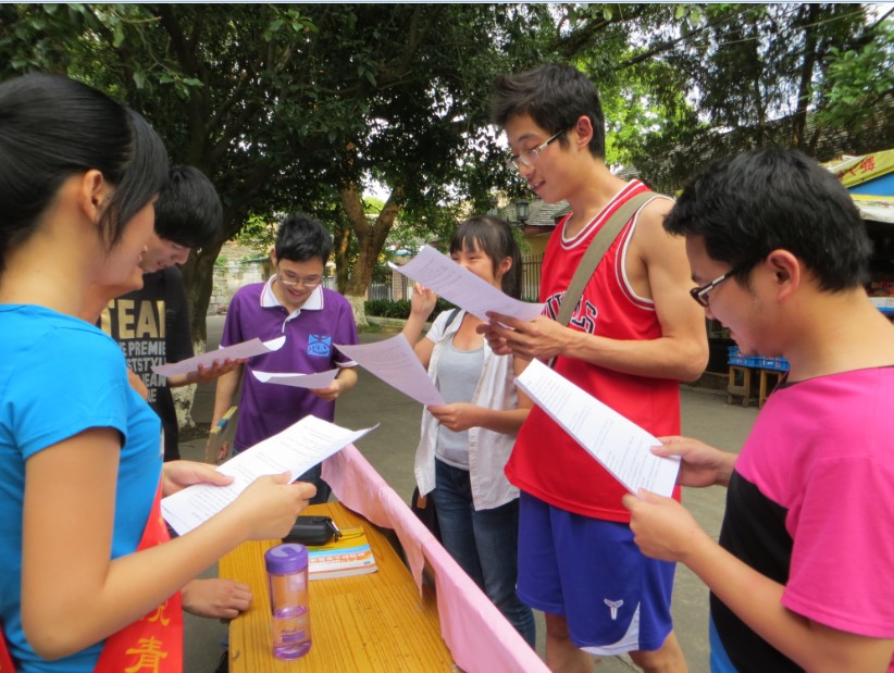 同学们在认真地工作人员讲解