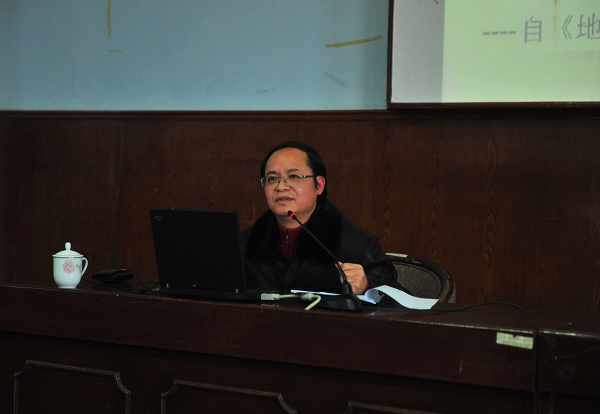 陈雄章教授就《社会科学项目申报课题设计论证的要素与艺术》作专题辅导报告