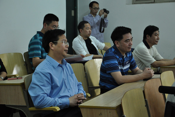 领导们走进防火知识普及课堂