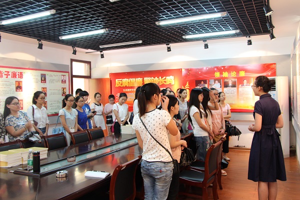 参观反腐倡廉展厅