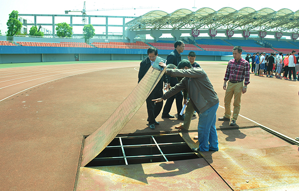 检查田径场地