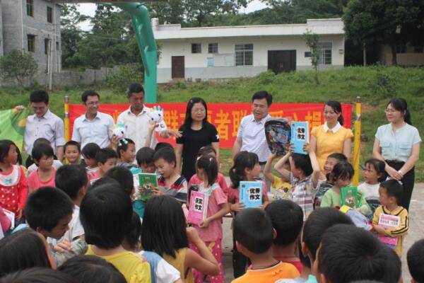 我校团委负责人和社会爱心人士为希望小学募捐