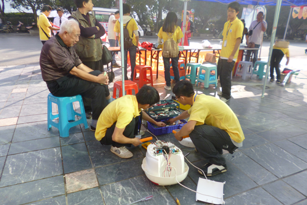 老爷爷一旁看维修