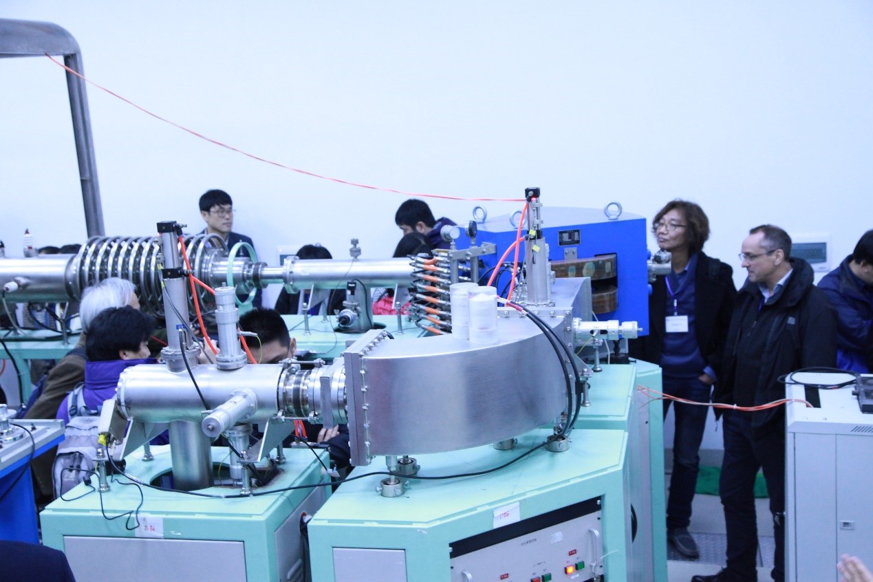 与会来宾参观广西师范大学加速器质谱装置.jpg