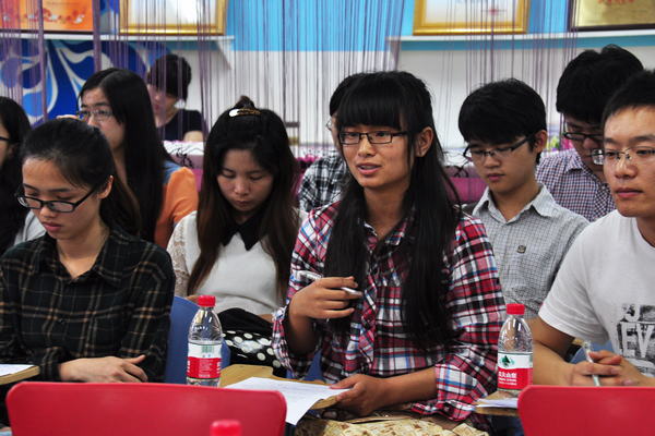 青年大学生与学生分享青春经历