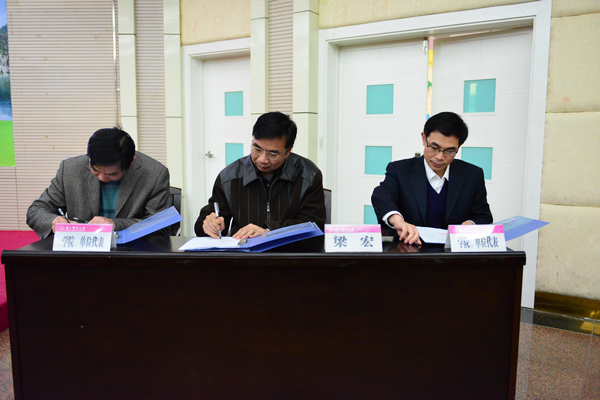 校长梁宏与单位代表签订责任状