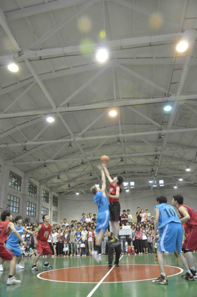 冠军争夺一触即发（电子工程学院 梅练 摄）