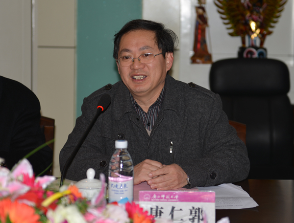 校党委副书记唐仁郭向专家组汇报我校安全文明建设工作情况