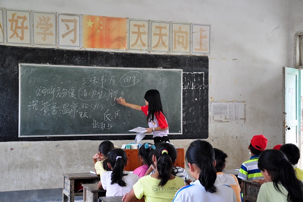 志愿者耐心地向学生们讲解知识