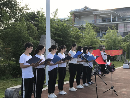 党员朗诵红诗《不忘初心永远跟党走》.jpg