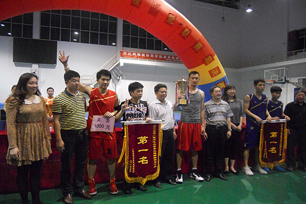 出席活动的领导嘉宾为代表队颁奖