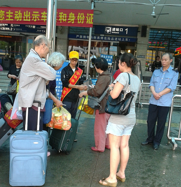 志愿者为旅客检票