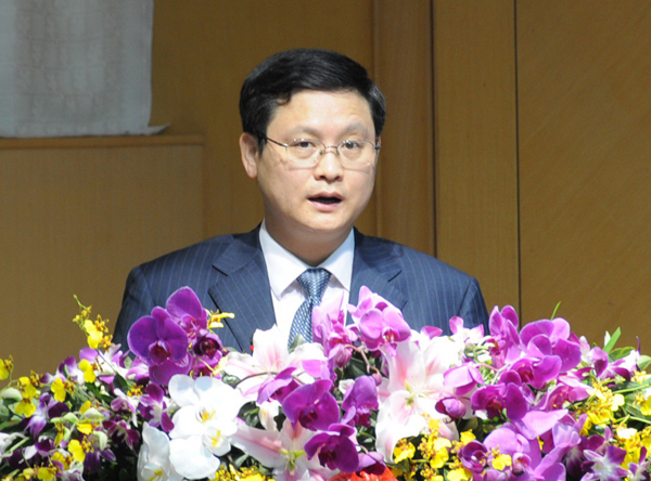 自治区教育厅副厅长黄宇主持第一阶段会议。