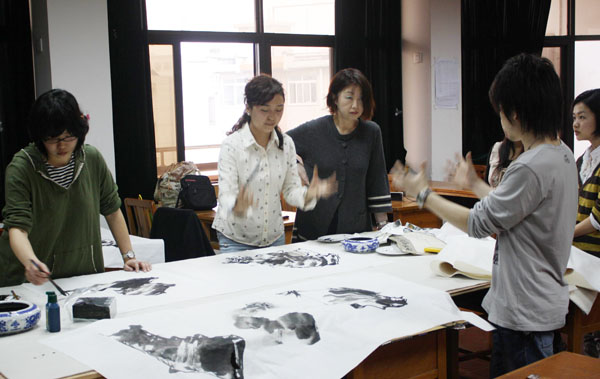 刘豪特老师在指导日本学生学习中国画。