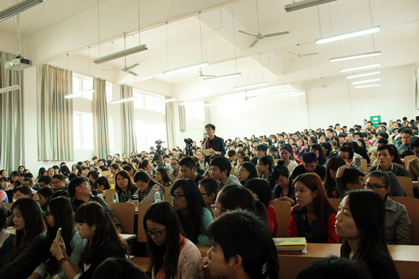 设计学院学子积极向教授提问