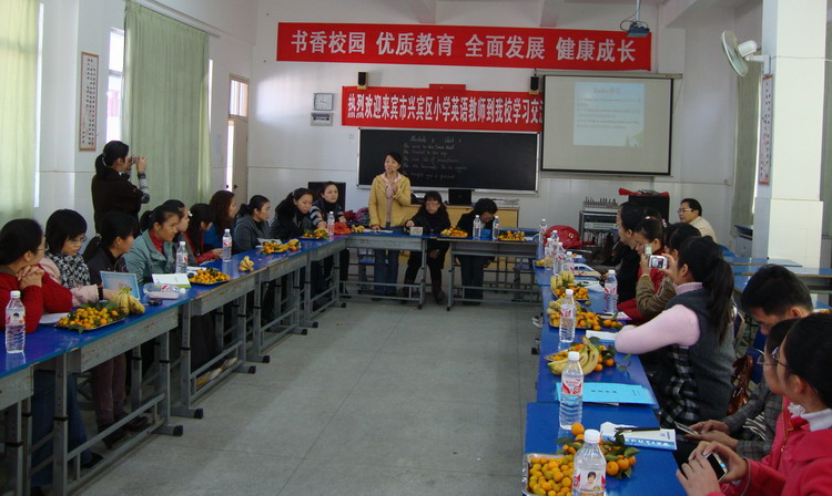 组织学员们到桂林市中华小学座谈交流