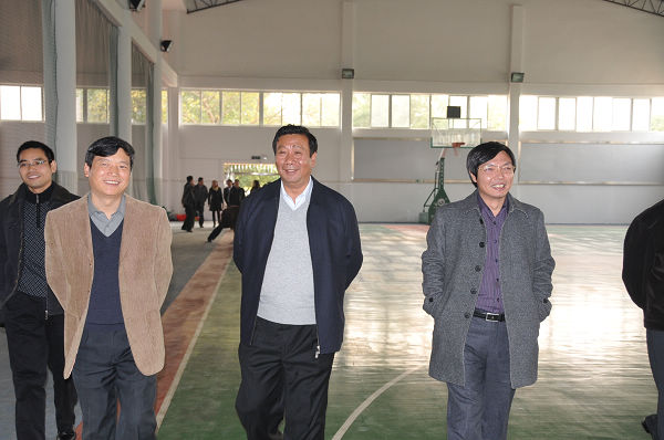 陈洪江副校长（中）、李传起副校长（右）一行在贺州学院解庆林院长陪同下考察该院教学设施