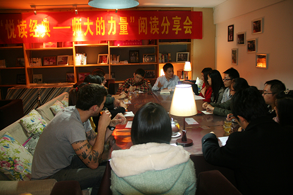 阅读分享会现场,师生自由畅谈