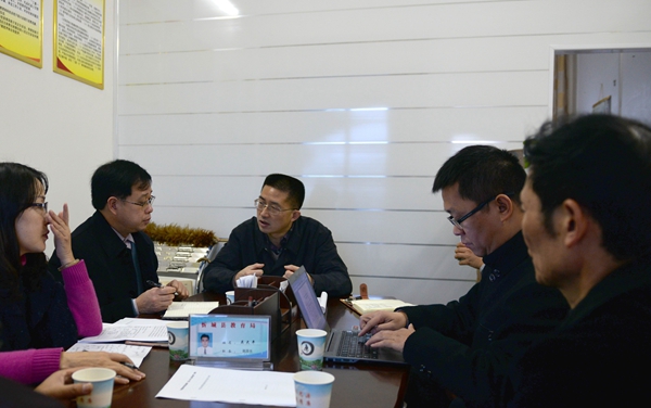 调研组与忻城县委常委、副县长周献兴，县教科局长罗高勋会谈