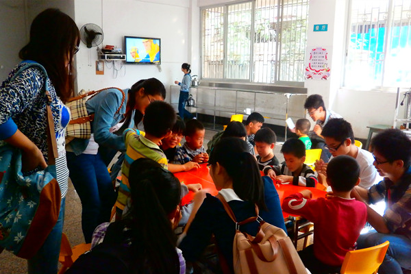 红十字协会到园林康复中心看望聋哑儿童