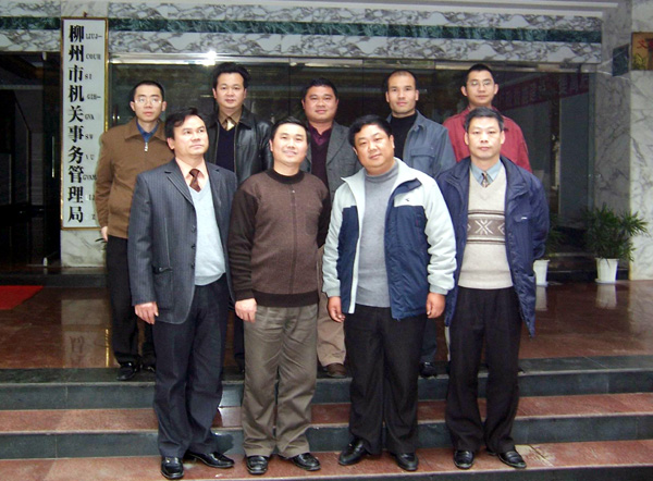 张鹏副书记、校各相关部门负责人与部分支教队员合影留念。