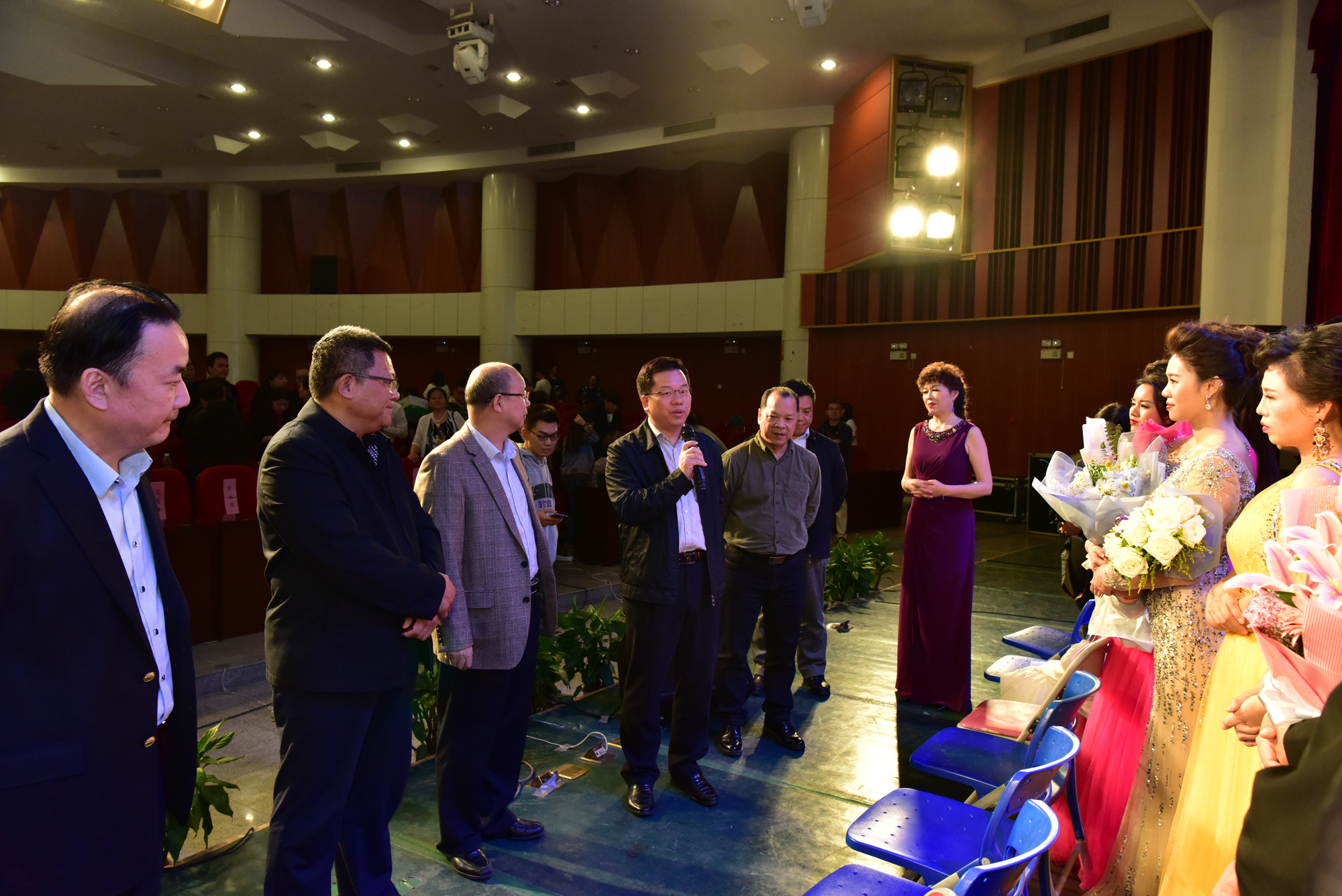 18 贺祖斌校长慰问参演的艺术家9.jpg