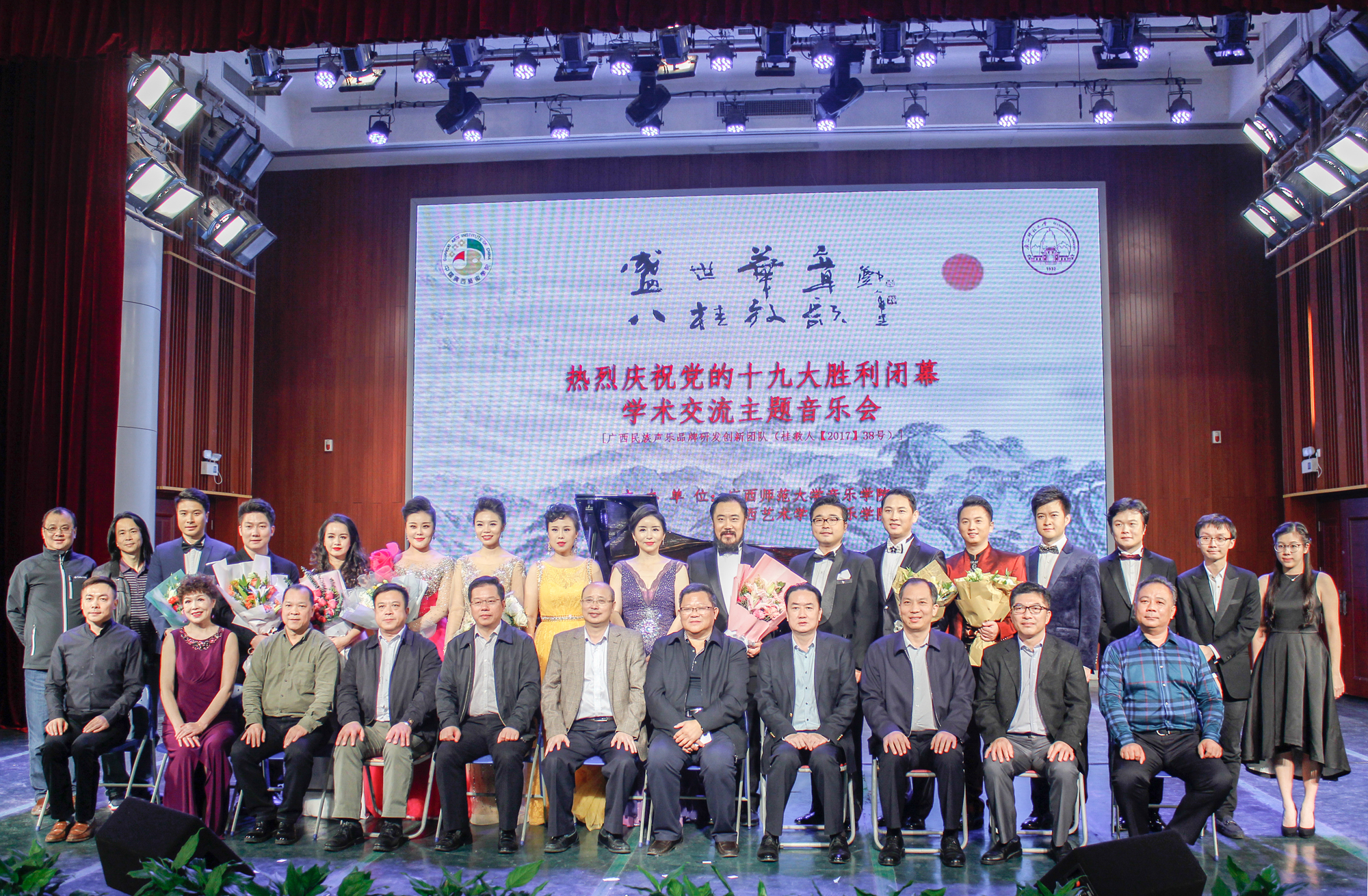 19  合影留念 （大学生通讯社 谢婧姝摄）9.jpg