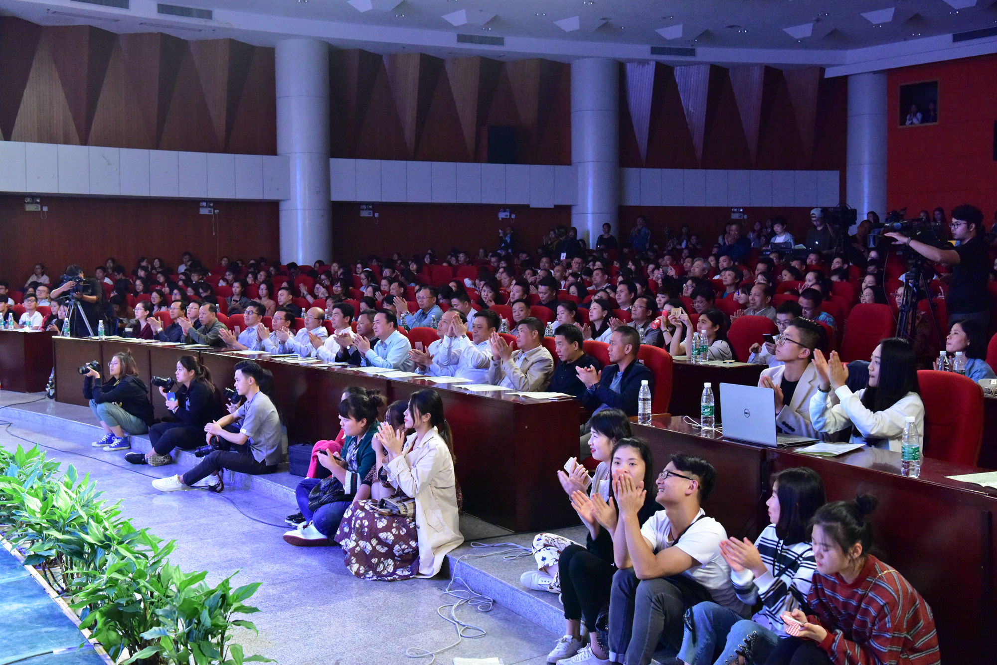 16  热烈的场面 9.jpg