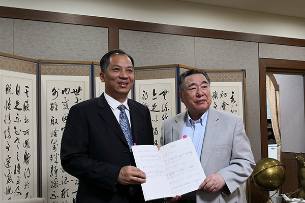 _0002_3. 韩瑞大学校长赠送我校由其编写的“王城之歌”.jpg